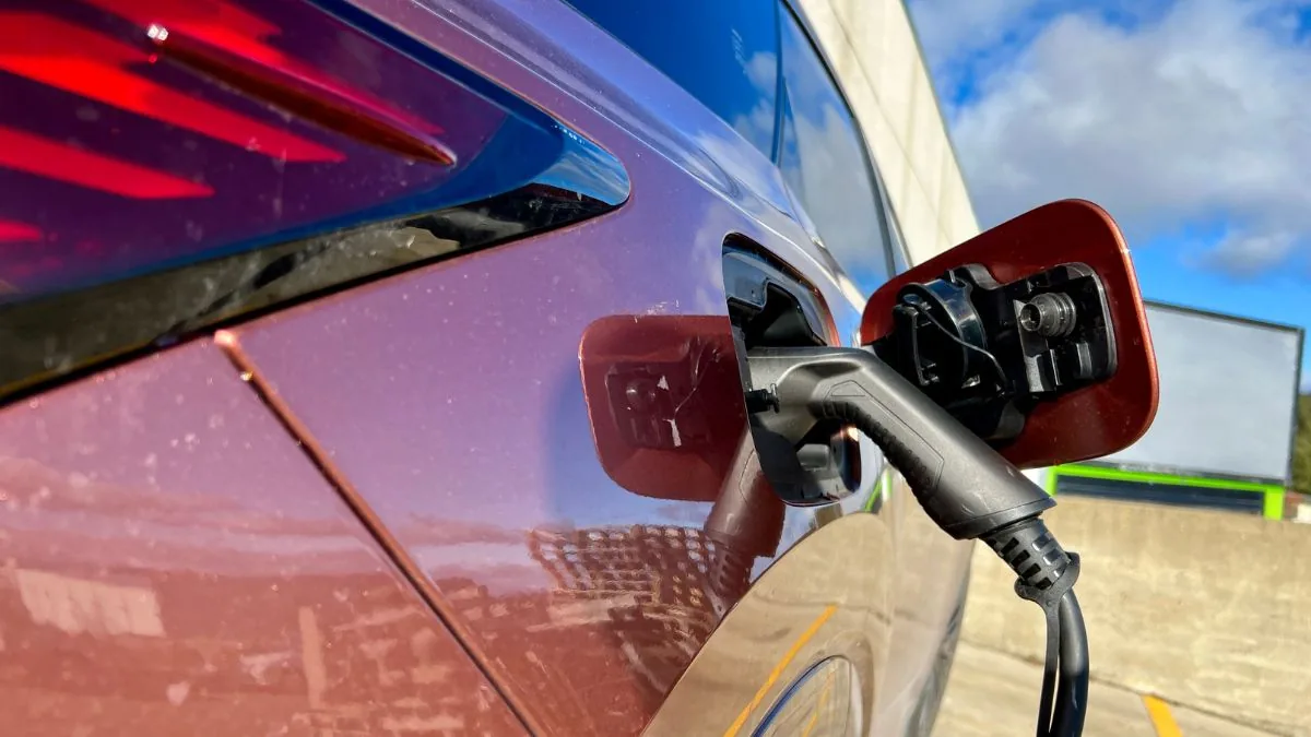 Recharge électrique d'un véhicule sur une borne d'aire d'autoroute avec Pass Ulys Electric